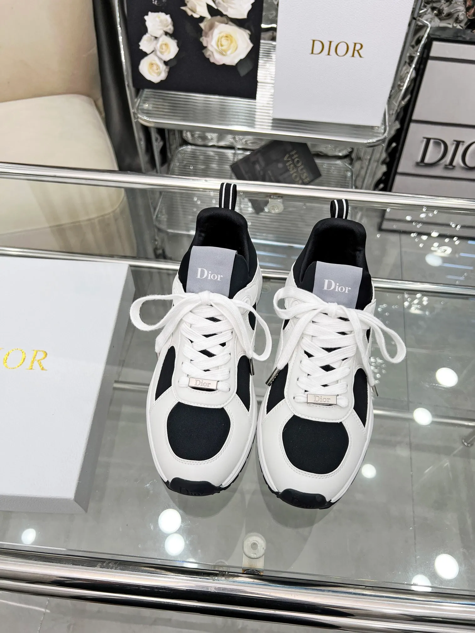 Men's shoes 💰540 Dior, the latest Star series on the show, this Dior Star dad sneaker is a new product for the fall of 2025, enriching the classic series with fashionable retro style. Carefully crafted, these Dad Shoes style shoes can be paired with casual looks all year round and follow the trend of the retro market. The Dior logo on the tongue also indicates that this pair of shoes is the B30 model! B30 uses fine-textured leather and mesh cloth materials to form a shoe body. There are conspicuous letters CD on both sides of the shoe body to indicate identity. The multiple lines on the shoe body outline the details, making the shoes look less monotonous and full of retro three-dimensionality! Size: Men’s size: 40-46 Color: four colors